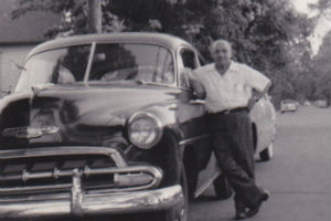 Hermann Berman mit seinem Auto